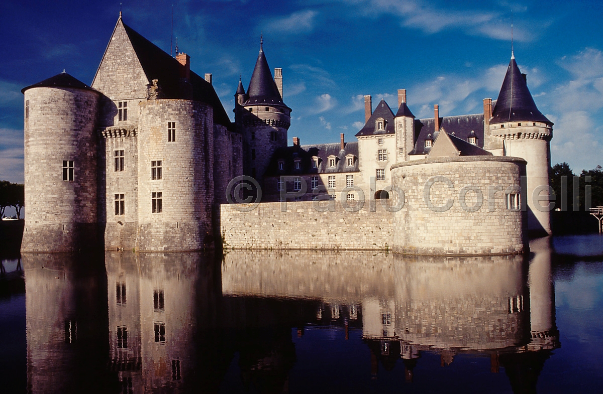 Sully-sur-Loire Castle, Loire Valley, France
 (cod:France 11)